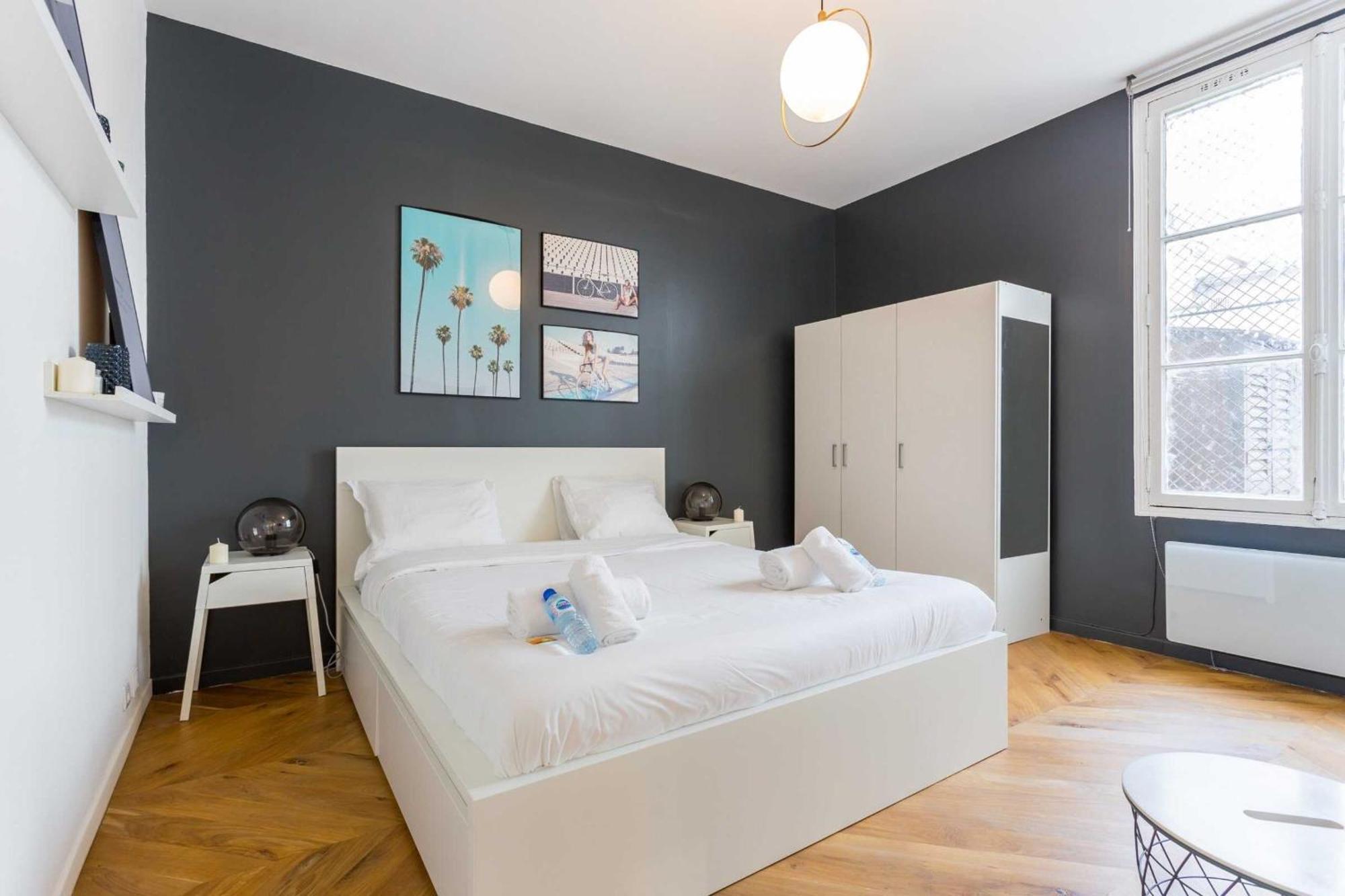 Cosy -2p- Place De Clichy-gare Saint Lazarre Paris